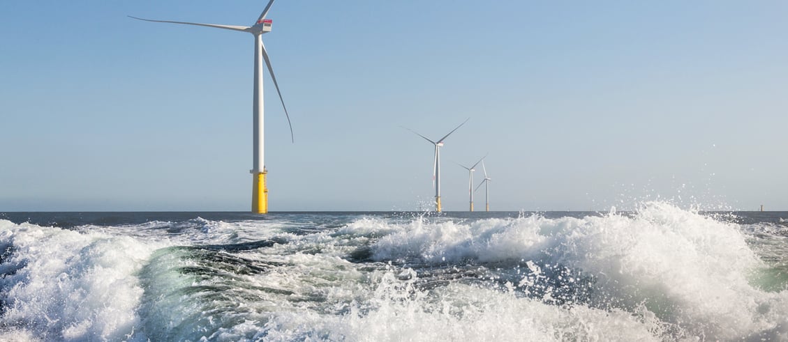 Windturbinen in einer Reihe im Windpark DanTysk. Windturbinen in einer Reihe im Windpark DanTysk.