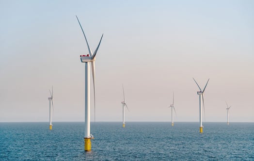 Sechs Offshore-Windkraftanlagen in einem ruhigen blauen Meer. Sechs Offshore-Windkraftanlagen in einem ruhigen blauen Meer.