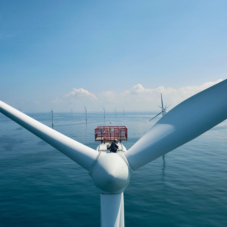Luftaufnahme des Offshore-Windparks Horns Rev mit einer Serviceplattform zwischen den Windkraftanlagen. Luftaufnahme des Offshore-Windparks Horns Rev mit einer Serviceplattform zwischen den Windkraftanlagen.